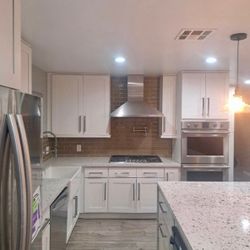 Brand New White Shaker Cabinets w Quartz Countertops (10 × 10 Kitchen)