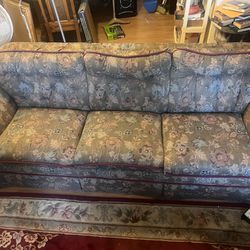 *FREE DELIVERY* Beautiful Vintage Couch and Loveseat Set - GREAT condition