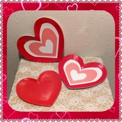 LOT OF 3 PLASTIC HEART SHAPED VALENTINE'S PLATES
