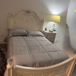 White Full Size Bed (Disney Princess Furniture Collection)