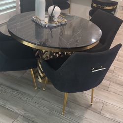 Dining table with 4 chairs ,,,,, 2 bar stools