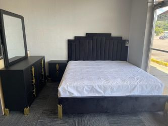 😍❄️Brand New Black King And Queen Size LED Step Headboard - Mattress + Box Spring 