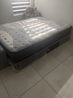 Colchón y box spring queen “saly “