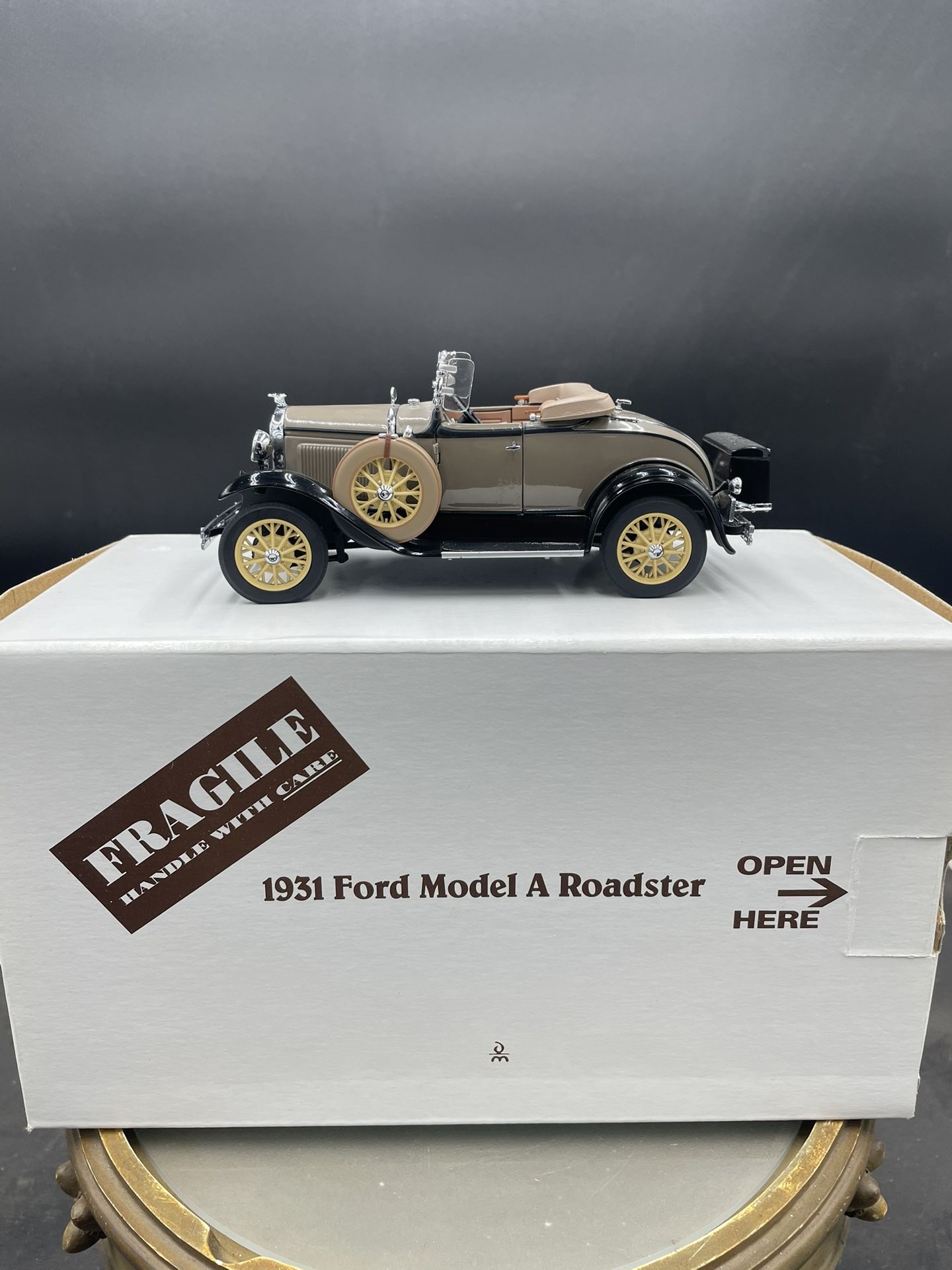 1/24 Diecast Danbury Mint 1931 Ford Model A Roadster Model Car w/ Box