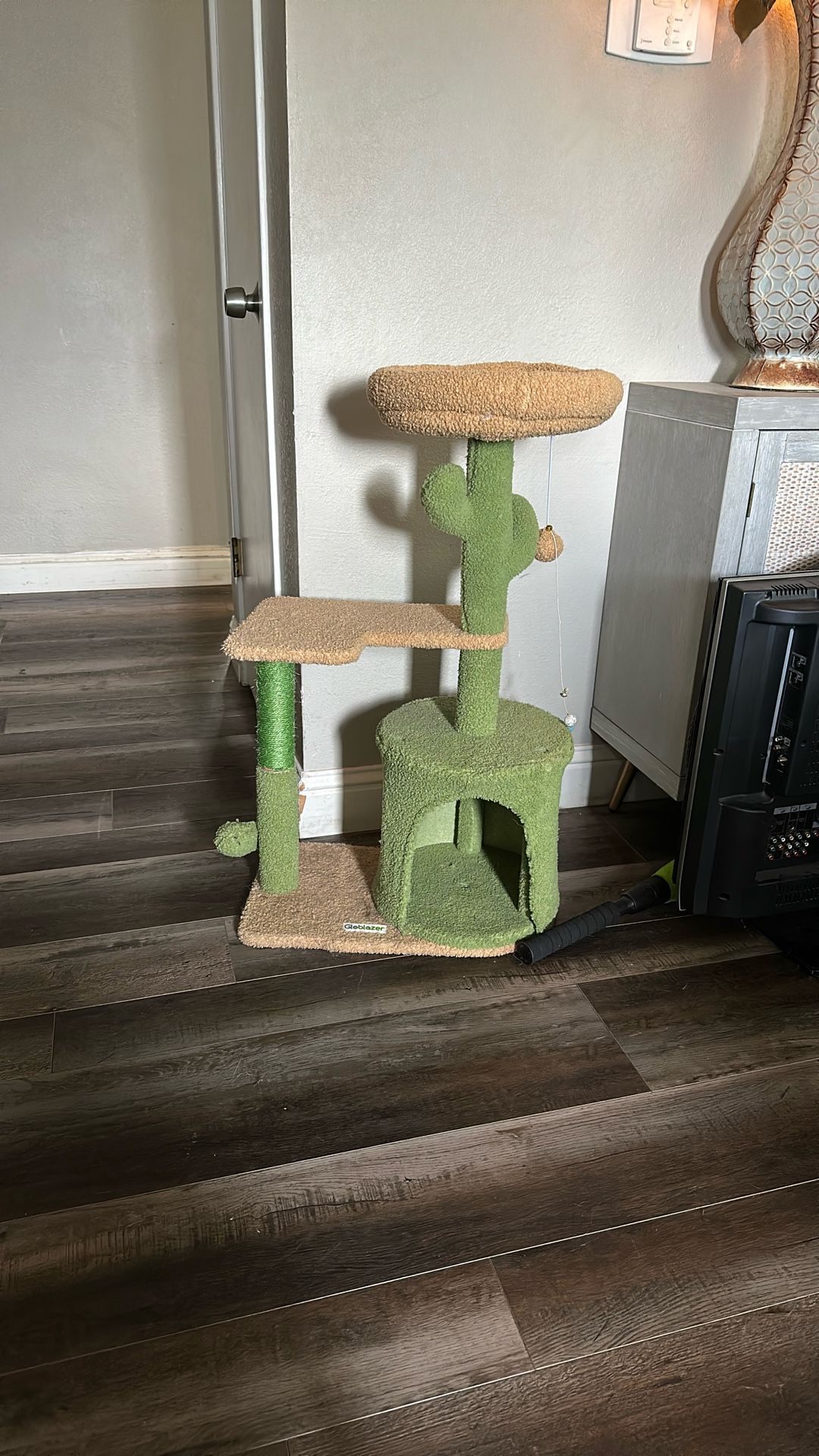 Cat Stand