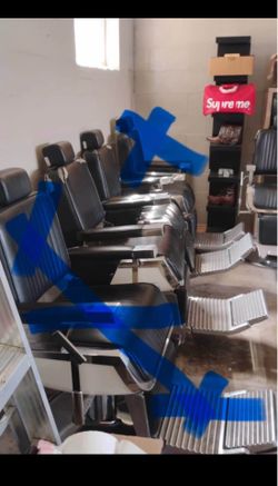 Black Barber Chairs. Chairs have wear and tear $300 each (2 available ) Location: Arlington  Se Habla Español