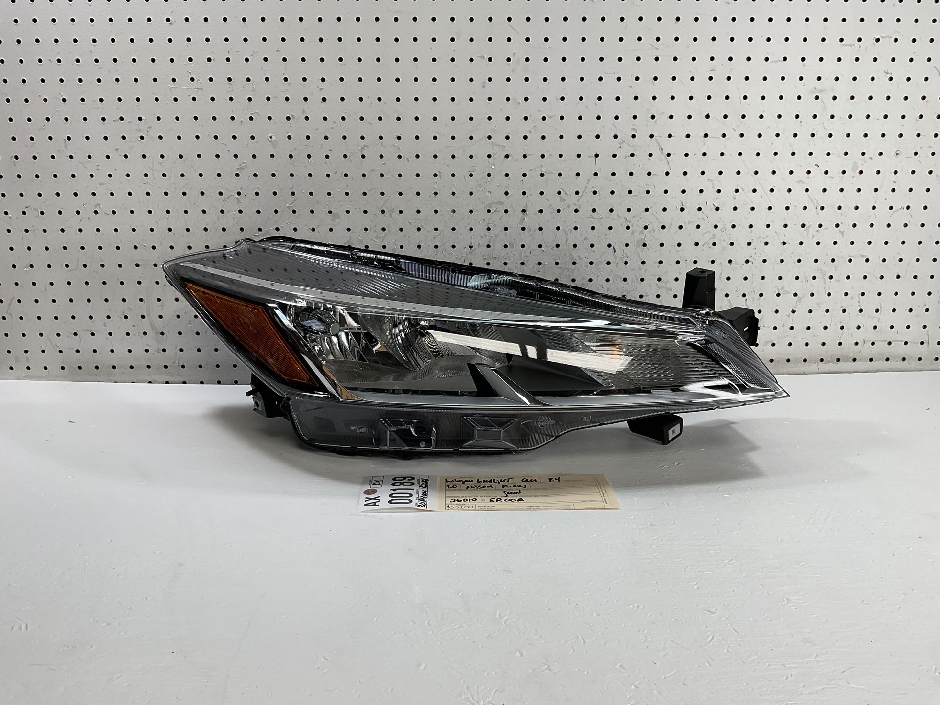 2020 2024 NISSAN KICKS RIGHT SIDE HEADLIGHT LAMP OEM
