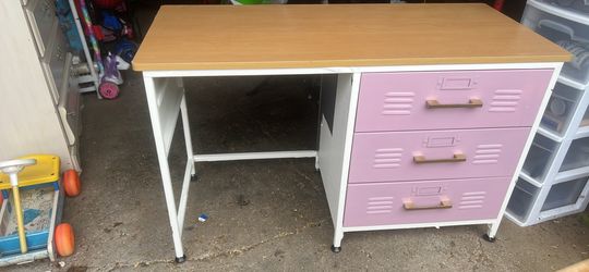 Pink desk locker style