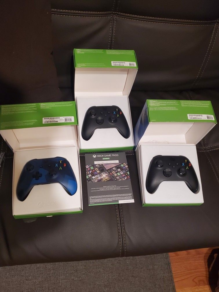 Xbox seriex X(black) and Xbox one controller(Blue)