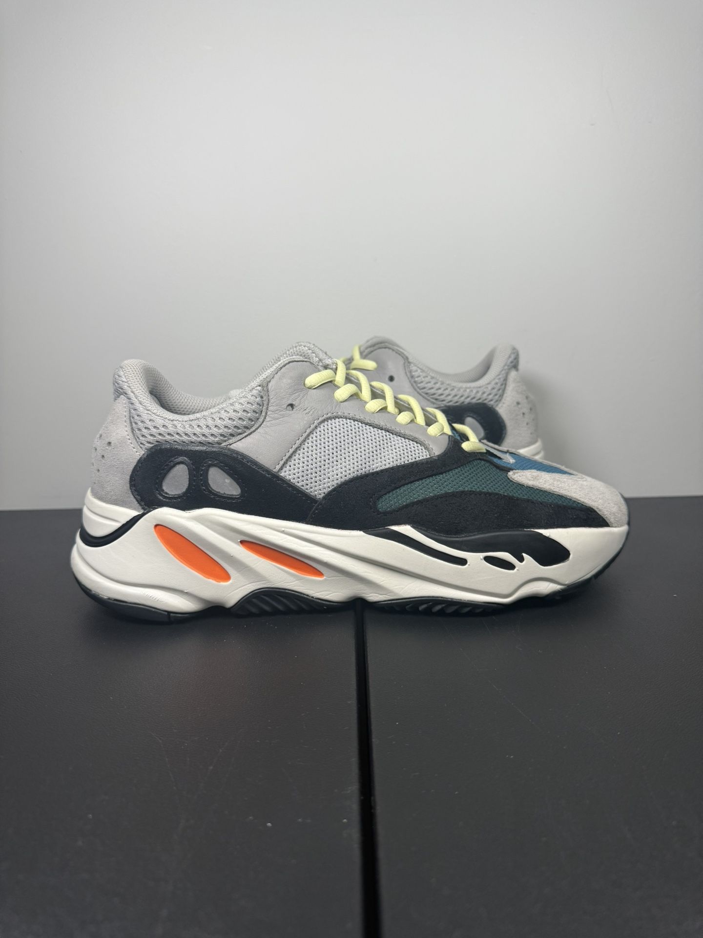 Super clean Yeezy 700 Wave Runner Size 9.5M!