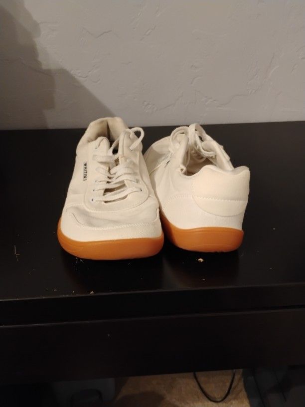 Whitin Flat Foot White Sneakers