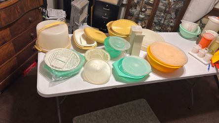 Tupperware pieces w lids and parts