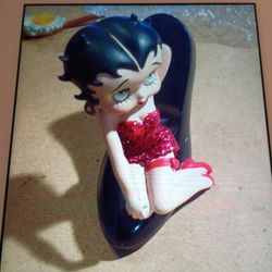 2000 KING FEATURES SYNDICATE IBC/ WESTLAND GIFT WEAR   "   COLLECTIBLES ".  BETTY BOOP IN RED DRESS