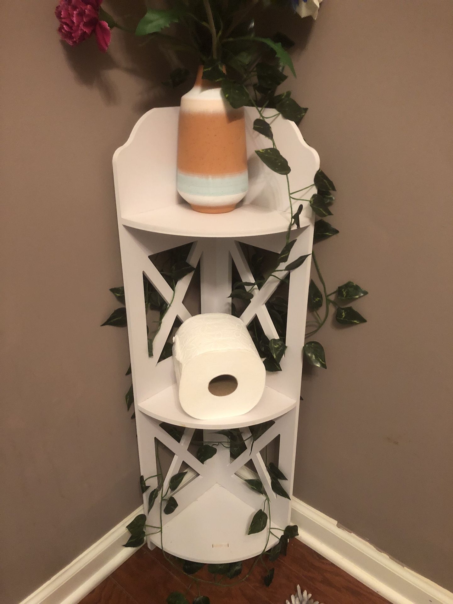 Corner Shelf / Storage