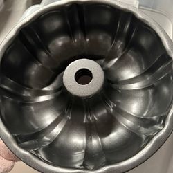 Bundt cake baking pan