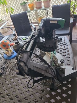 Slightly used hitachi slight compound miter saw