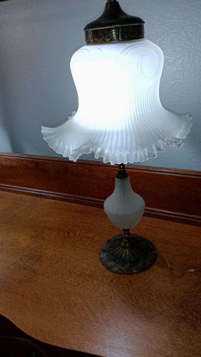 Antique Glass Ruffled Shade Table Lamp 