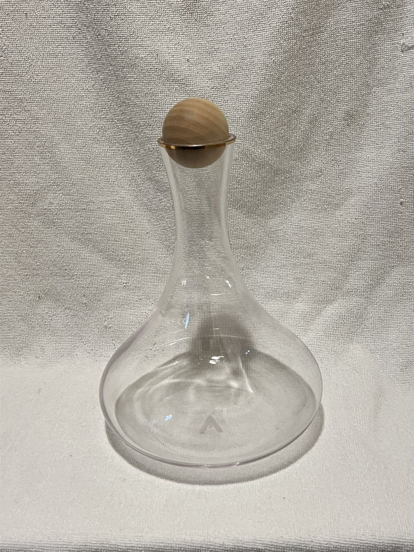 *I HAVE 3!!!* Vanessa Williams “Classic Wine Decanter” *Quantity: 2 -Crystal -Wooden Stopper -Gold Rim -67 oz