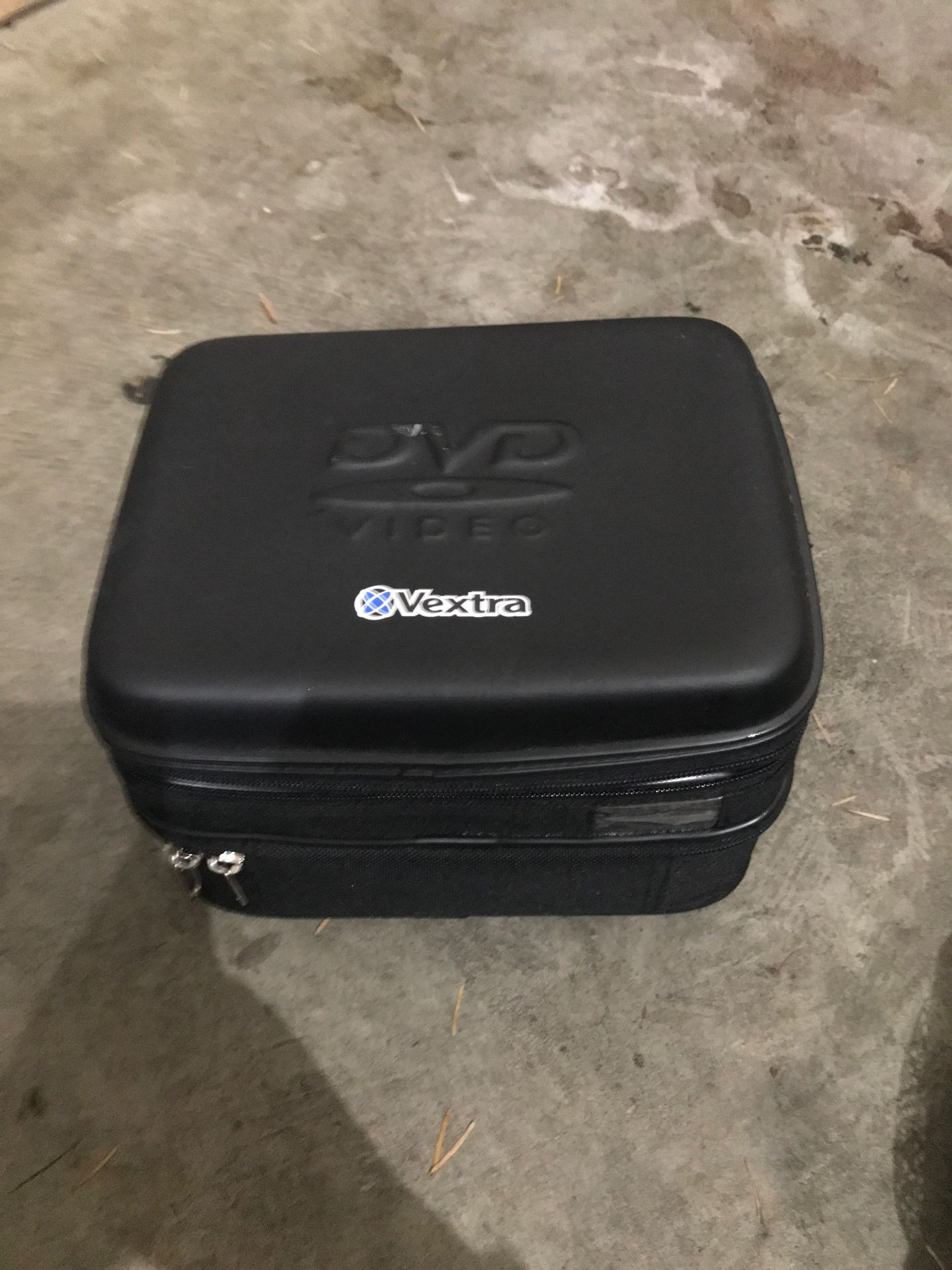 PORTABLE DVD PLAYER WITH CARRYING CASE