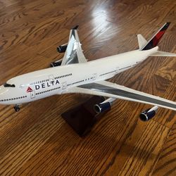 Large And Beautiful Delta Boeing 747 Desk Model