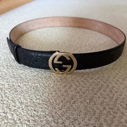 Gucci Signature Leather Belt with an Interlocking G Buckle