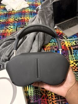 Black Airpod Maxs