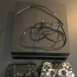 PS4 500GB + 2 Wireless Controllers