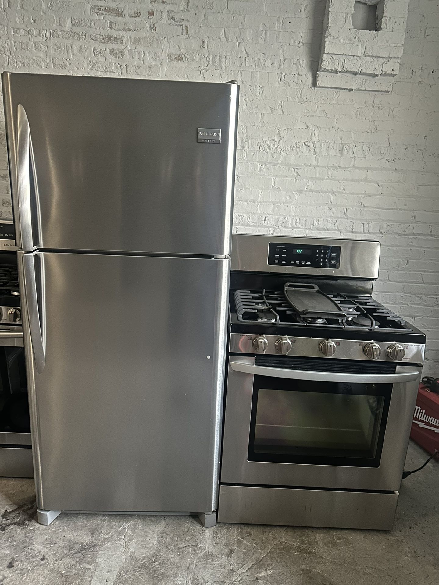 Frigidaire top freezer refrigerator & LG 5 burner gas stove bundle stainless steel 