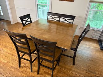 Dining room table & chairs with hutch