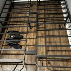 Queen Size Bed Frame Foe Sale!! No Damage And In Good Condition!! Easy To Set Up Lmk!!!!!