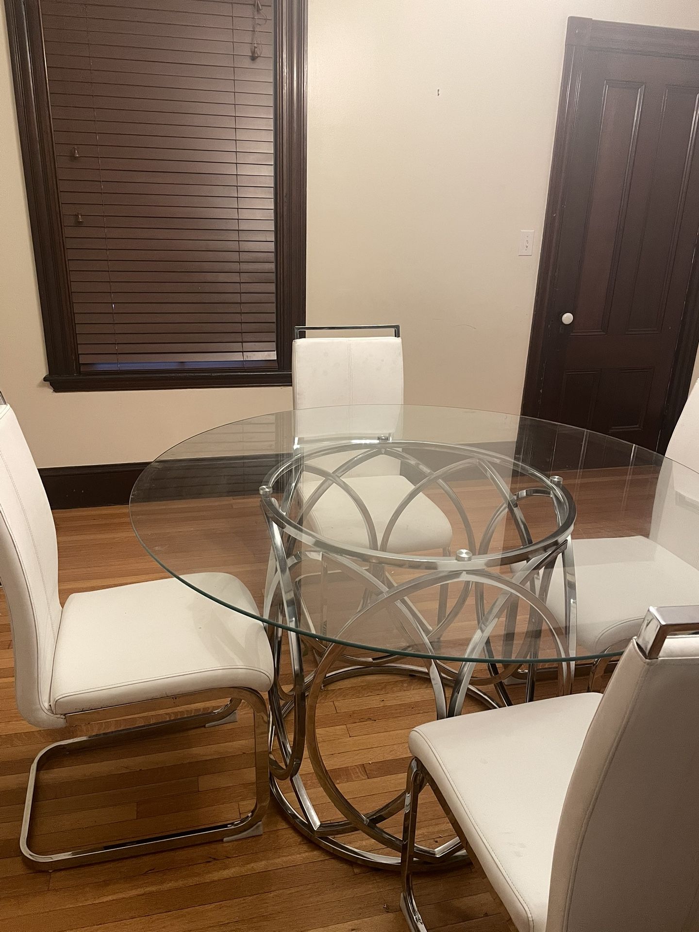 Beautiful Glass Table With 4 Chairs