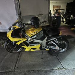 2000 Suzuki GSXR 750 , original plastic  bike, very rare 