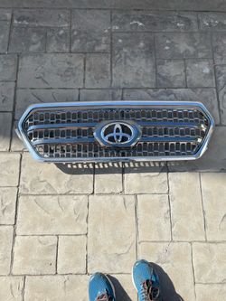 Toyota Tacoma Grill (3rd Generation)