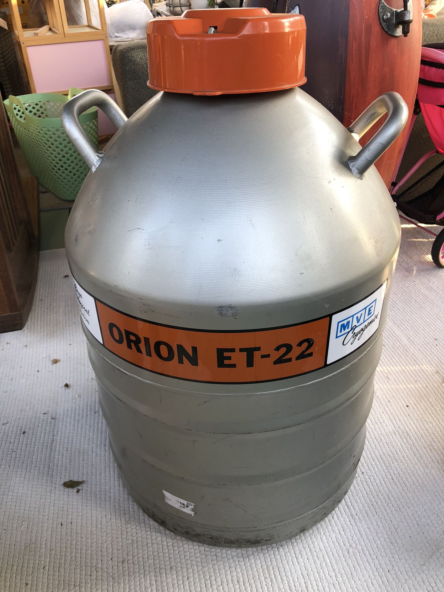 MVE Cryogenic Orion ET-22 is a liquid nitrogen storage tank designed for long-term cryogenic storage of biological samples and specimens. It has a