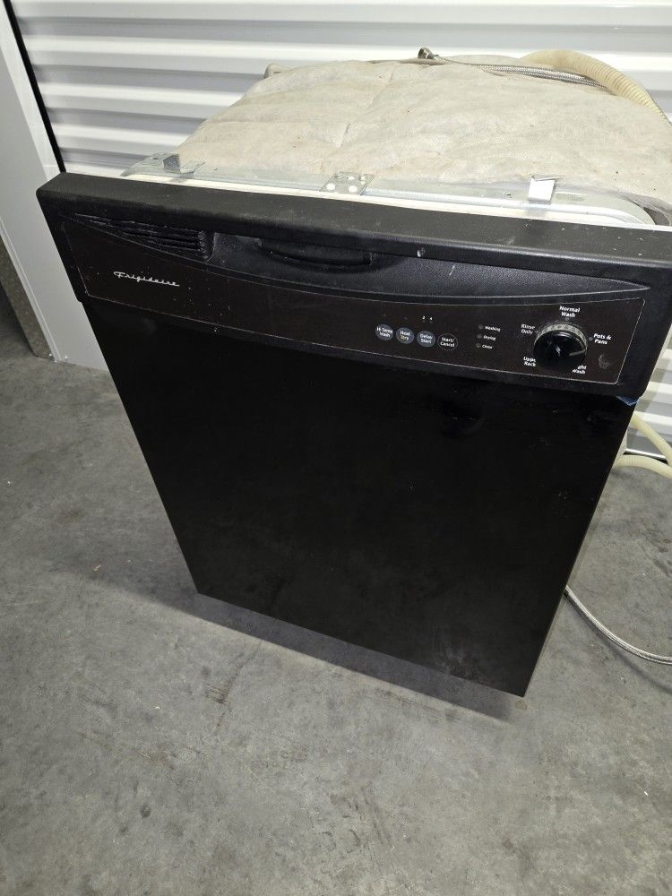 LIKE NEW - RELIABLE -FRIGIDAIRE  24" BUILD-IN DISHWASHER IN BLACK