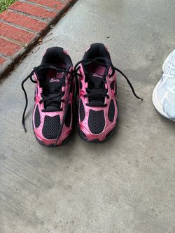 Nike V5 RNR women’s size 7 pink and black sneakers