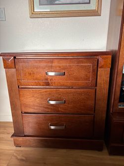 Beautiful Wood Bedroom Set – Bed, 2 Nightstands & Chest