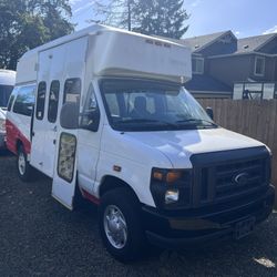 2014 Ford E350 Super Duty Passenger · XL Extended Van 3D