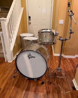 Gretsch USA Custom 4pc shell pack in Silver Glass finish (2014).