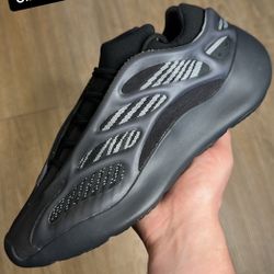 Yeezy 700 v3 Alvah Size 11 Flawless 