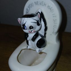 Adorable vintage bradley exclusive little skunk figurine