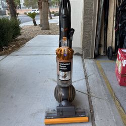 Dyson Multi Floor Vacuum Cleaner Bag less (READ DESCRIPTION)