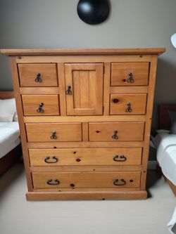 FARM-STYLE SOLID WOOD DRESSER