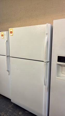 Like new Kenmore refrigerator