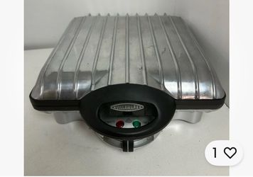 VillaWare V2001F UNO Farmyard Waffler Waffle Maker Barn Cow Pig Chicken Tested