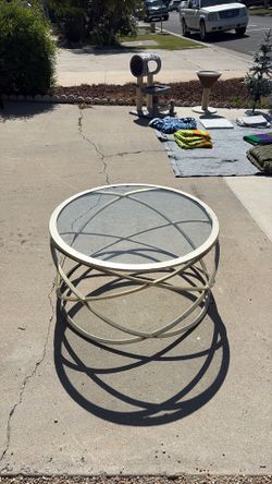 Round glass/metal table