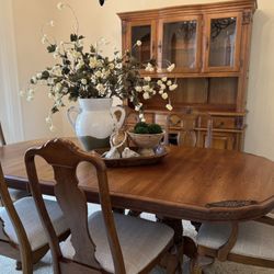 Elegant Richardson Brothers Solid Wood Dining Set – Table, 6 Chairs & Matching Hutch+Rug+Decor