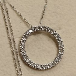 10k White Gold Diamond Circle Necklace 