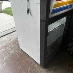 True GDM-05-LD, 24" 1 Swing Glass Door Countertop Refrigerated Merchandiser