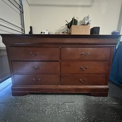 Dresser With Mirror